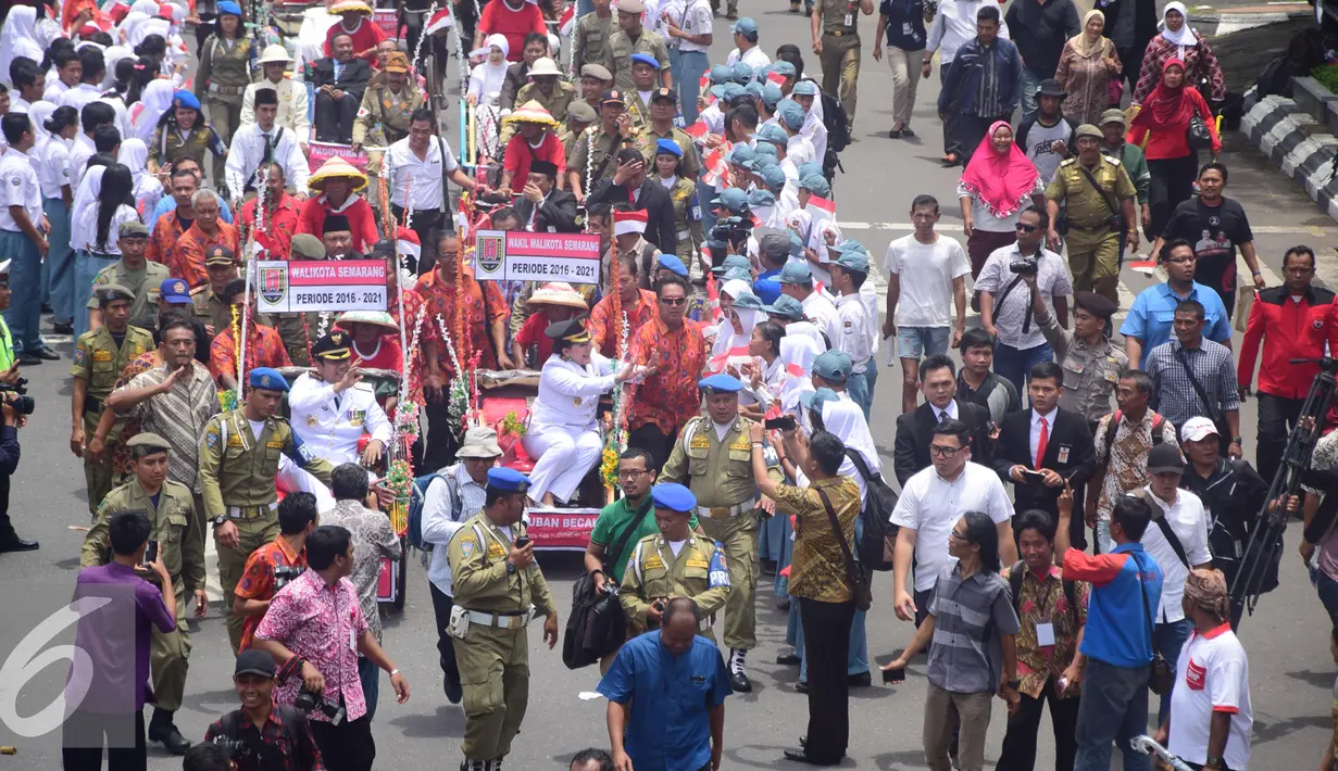 Walikota Semarang Hendar Prihadi dan Wakilnya Hevearita Gunaryanti saat di arak dengan becak usai pelantikan di Semarang , Rabu (17/2). 17 pasangan kepala daerah diambil sumpah jabatan masing-masing untuk daerah Jawa Tengah. (Liputan6.com/Gholib)