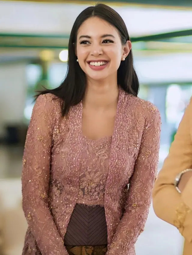 6 Potret Aurelie Moeremans di Pernikahan Amanda Gonzales, Menawan Pakai Kebaya