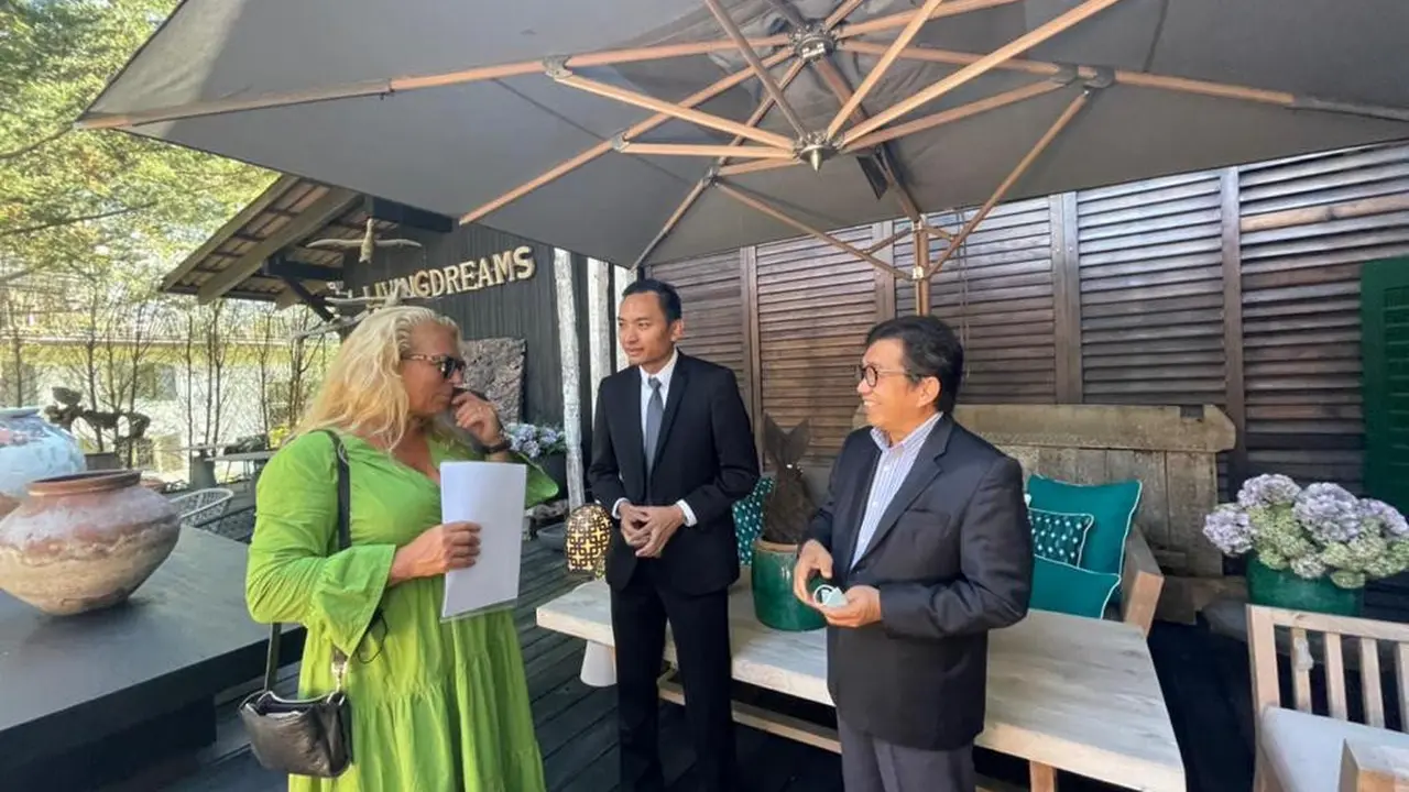 Dubes RI untuk Swiss dan Liechtenstein, Muliaman Hadad melakuan pertemuan dengan Living Dreams, pengusaha Swiss, importir produk furnitur Indonesia berskala besar di Meilen (KBRI Bern)