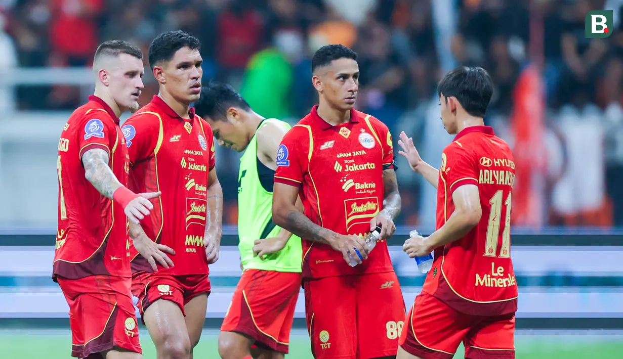 Pemain Persija Jakarta tampak kecewa setelah dipaksa bermain imbang 1-1 dengan Bali United dalam lanjutan BRI Super League 2025/2026 di Jakarta International Stadium (JIS), Minggu (14/9/2025) malam WIB. (Bola.com/M Iqbal Ichsan)