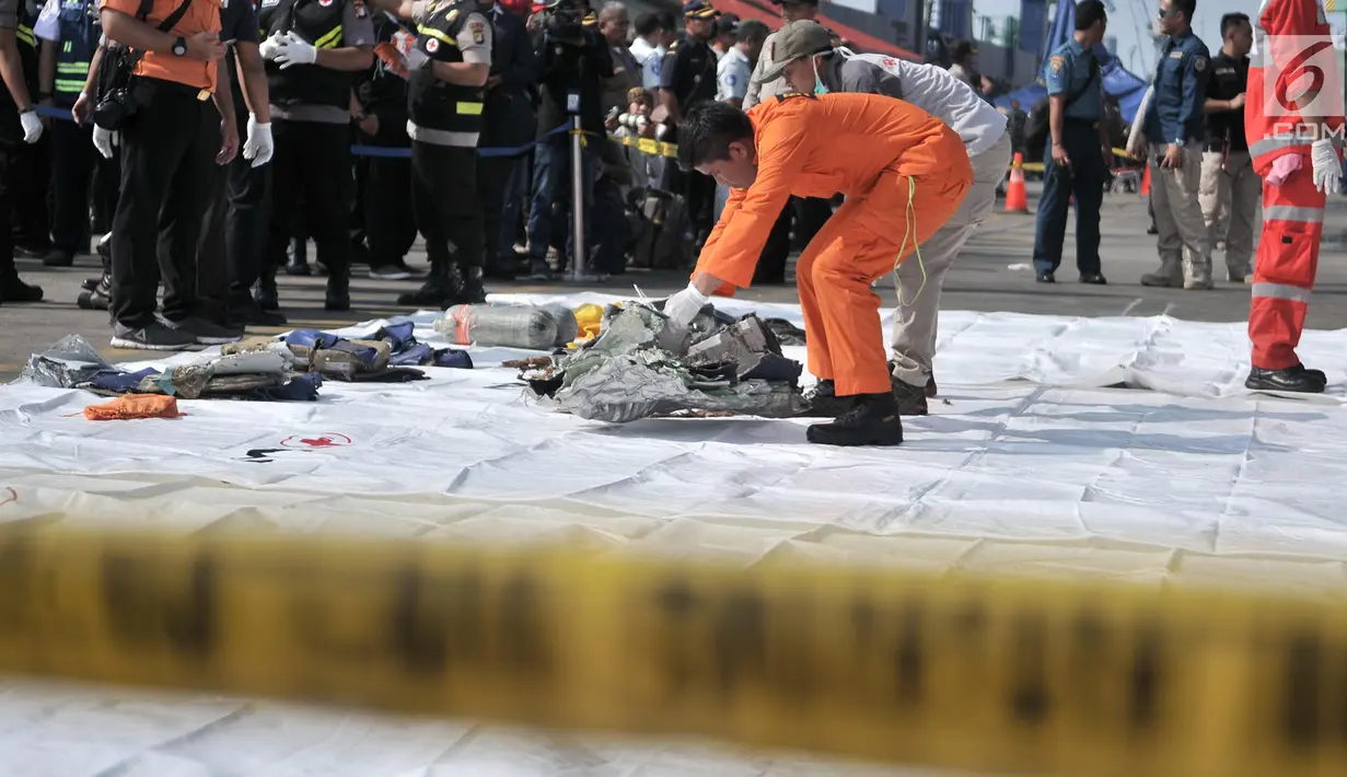 Petugas Basarnas merapikan barang temuan jatuhnya pesawat Lion Air JT 610 di Posko Evakuasi, Tanjung Priok, Jakarta, Senin (29/10). Pesawat Lion Air JT 610 yang jatuh membawa 188 orang. (Merdeka.com/Iqbal Nugroho)
