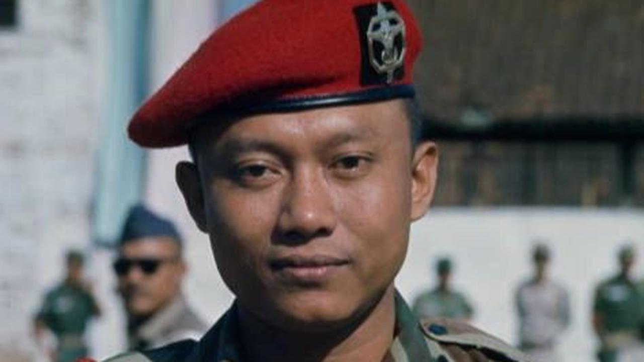 Foto masa muda Sarwo Edhie Wibowo dengan baret merah Kopassus mendapat beragam sorotan dari warganet. Penampilan gagah dengan wajah penuh wibawa itu disebut sangat mirip dengan Agus Harimurti Yudhoyono (AHY).