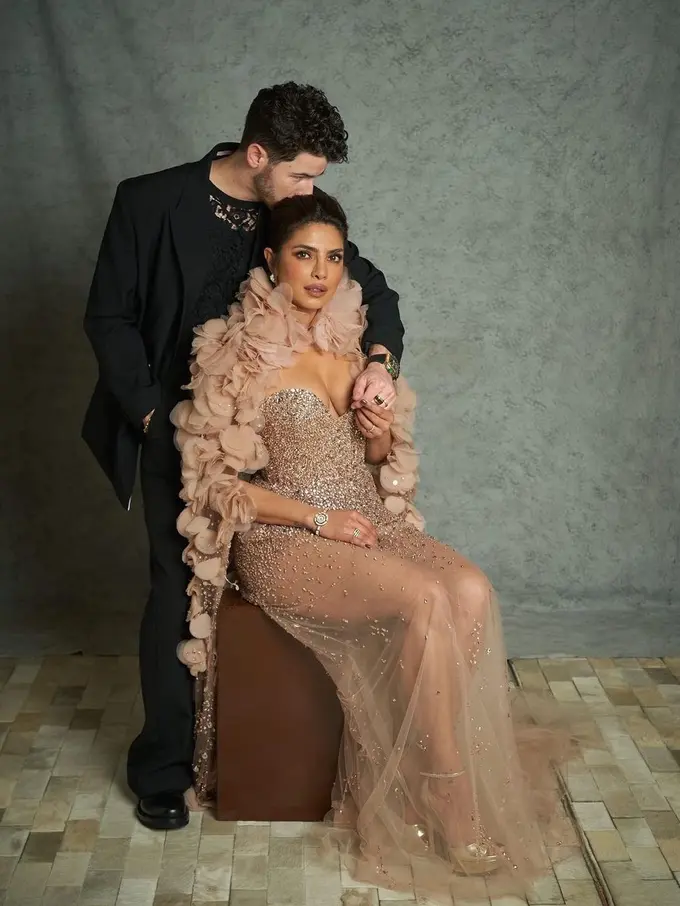 Gaya Priyanka Chopra Pulang ke India Didampingi Nick Jonas, Glamor Dibalut Sheer Dress hingga Sari