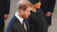 Meghan Markle dan Pangeran Harry dalam prosesi persemayaman Ratu Elizabeth II di Westminster Hall, 14 September 2022. (Foto: Phil Noble/Pool Photo via AP)