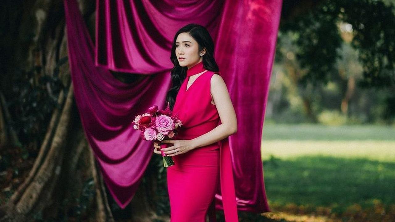 Foto dengan nuansa pink ini mengingatkan warganet pada warna baju seragam ibu Bhayangkari yang juga berwarna serupa.<br><br>