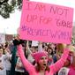 Sejumlah wanita dalam aksi Women's March di Los Angeles, AS, Sabtu (21/1). Aksi ini merupakan aksi protes yang menolak Trump karena kebencian dan rasisme yang selama ini sering dilayangkannya. (AP Photo)