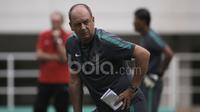 Asisten pelatih Timnas Indonesia, Hans Peter Schaller, saat latihan jelang melawan Vietnam dalam laga leg pertama semifinal Piala AFF 2016 di Stadion Pakansari, Bogor, Rabu (30/11/2016). (Bola.com/Arief Bagus)