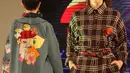 Model mengenakan kacamata warna-warni dalam acara Senayan City Fashion Nation 12th Edition di Jakarta, Rabu (11/4). (Liputan6.com/Immanuel Antonius)
