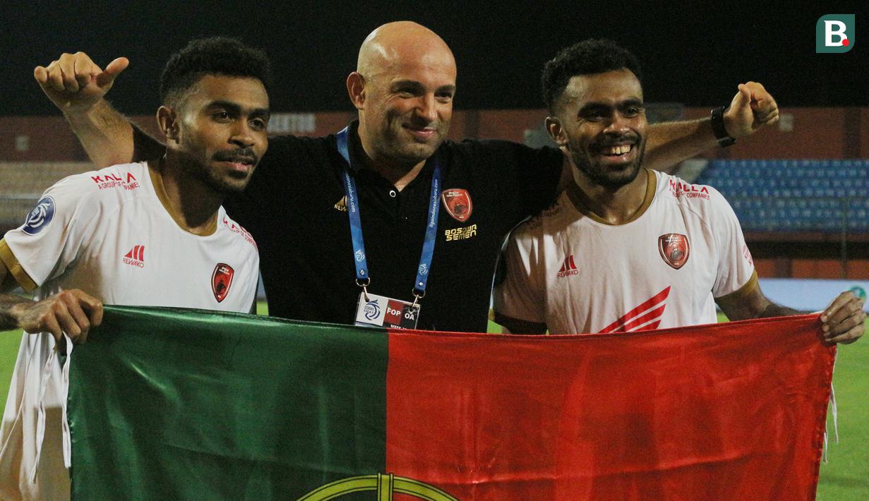 Pelatih PSM Makassar asal Portugal, Bernardo Tavares (tengah) bersama Yakob dan Yance Sayuri merayakan kemenangan atas Madura United sekaligus memastikan gelar juara BRI Liga 1 2022/2023 di Stadion Gelora Madura Ratu Pamelingan, Pamekasan, Jawa Timur, Jumat (31/3/2023) malam WIB. (Bola.com/Wahyu Pratama)