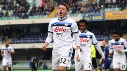 Pemain Atalanta, Mateo Retegui merayakan golnya ke gawang Hellas Verona dalam laga lanjutan Liga Italia 2024/2025 di Marcantonio Bentegodi Stadium, Verona, Italia, Sabtu (09/02/2025). (AP Photo/LaPresse/Paola Garbuio)