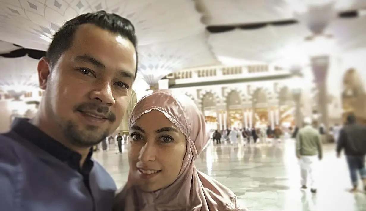Pasangan suami istri Sultan Djorgi dan Annisa Trihapsari sedang melaksanakan ibadah umrah di Tanah Suci Makkah. Beberapa foto dibagikan oleh bintang sinetron Kau Seputih Melati di Instagram. (Instagram/Sultan Djorghi)