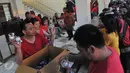 Panitia menawarkan beragam barang dengan harga yang sangat murah kepada warga, Jakarta, Minggu (21/6/2015). Warga terlihat  antusias membeli pakaian di pasar murah tersebut. (Liputan6.com/Herman Zakharia)