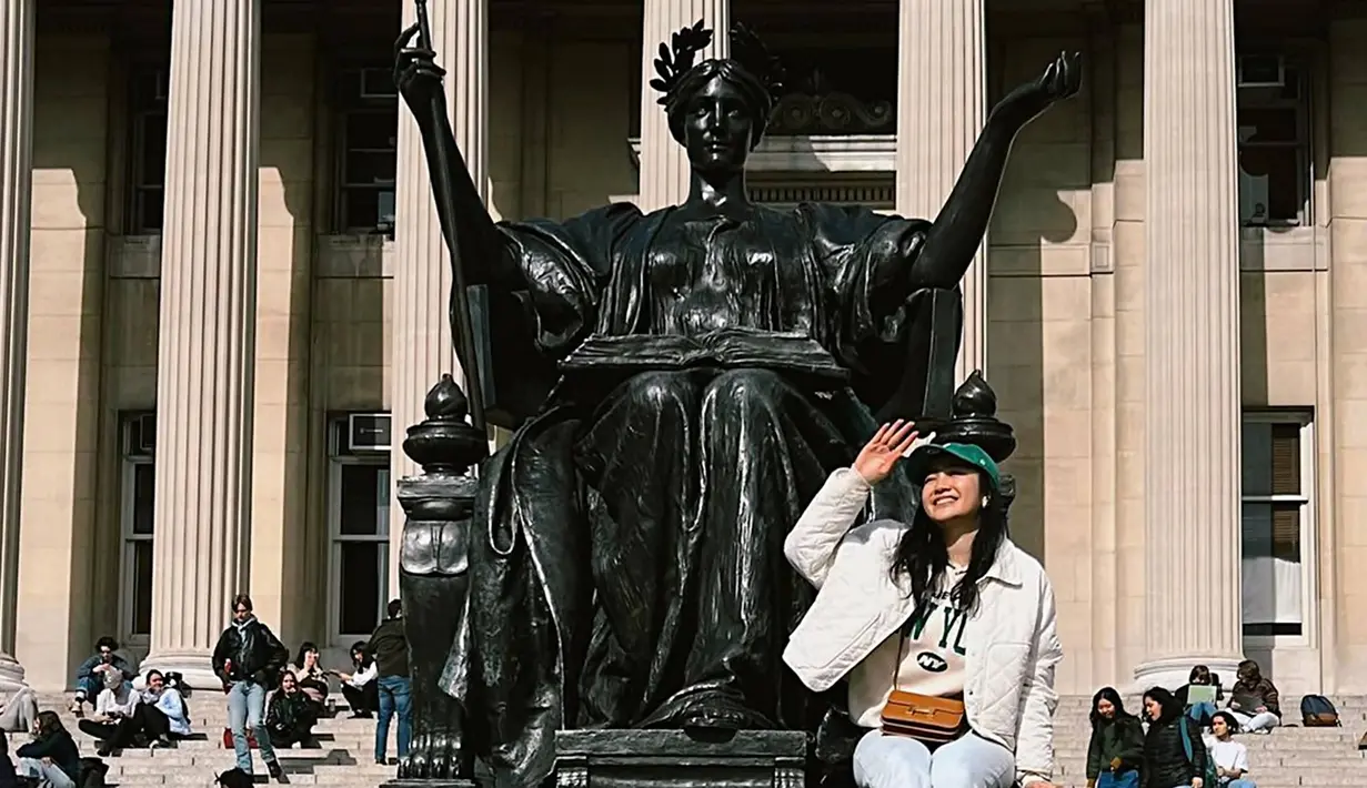 Sampai saat ini cukup banyak selebriti yang melanjutkan kulaih di Amerika hingga Eropa, beberapa di antaranya ialah Beby Tsabina, Yoriko Angeline serta Amanda Caesa yang baru masuk tahun ini. Meski sudah populer di dunia hiburan Tanah Air, pendidikan tentu menjadi salah satu bagian penting yang perlu diraih setinggi tingginya. (Liputan6.com/IG/@febbyrastanty)