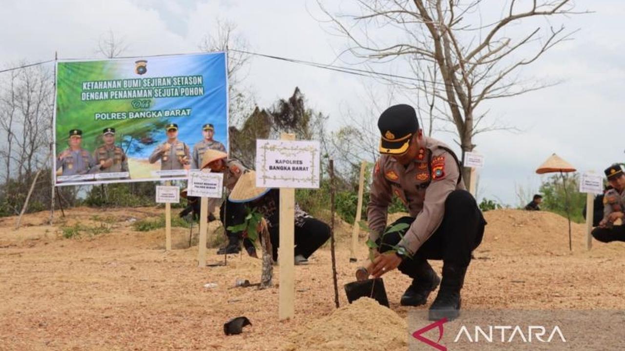 Polres Bangka Barat Gencarkan Penghijauan Lahan Kritis dengan 200 Bibit Jambu Mete