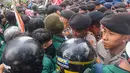 Mahasiswa dari Universitas Muhammadiyah Prof. DR. HAMKA (Uhamka) terlibat aksi saling dorong dengan petugas kepolisian di jalan Sudirman, Jakarta, saat akan berunjuk rasa di kawasan Bundaran Hotel Indonesia, Senin (15/6/2026). (merdeka.com/Arie Basuki)