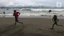 Warga bermain di Pantai Pelabuhan Ratu, Kabupaten Sukabumi, Jawa Barat, Jumat (12/11/2021). Penerapan Pemberlakuan Pembatasan Kegiatan Masyarakat (PPKM) Level 1 membolehkan objek wisata kembali buka, salah satunya Pantai Pelabuhan Ratu. (Liputan6.com/Johan Tallo)