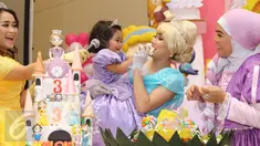 Pedangdut Ayu Ting Ting merayakan ulang tahun putrinya, Bilqis Khumairah Razak, yang ke-3 dengan sangat meriah di sebuah hotel di kawasan Margonda, Depok, Minggu (8/1). Pesta ulang tahun Bilqis mengusung tema princess. (Liputan6.com/Herman Zakharia)