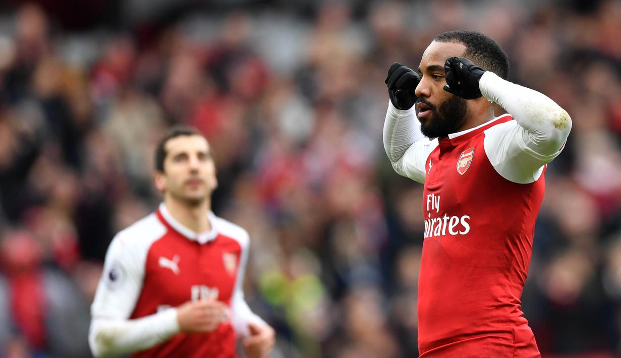 Penyerang Arsenal, Alexandre Lacazette (kanan) menutup kemenangan tinya dengan satu gol lewat titik putih saat melawan Stoke City pada pekan ke-32 Premier League di Emirates Stadium, London, (1/4/2018). Arsenal menang 3-0. (AFP/Oliver Greenwood)
