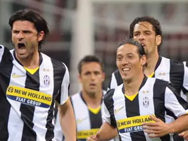 Juventus forward Vincenzo Iaquinta (L) celebrates with teammates after scoring against AC Milan during their Italian Serie A football match on May 10, 2009 at San Siro Stadium in Milan. AFP PHOTO / GIUSEPPE CACACE 