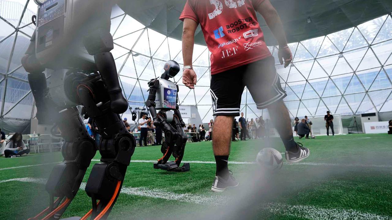 FOTO: Aksi Seru Robot Humanoid Main Bola Jelang World Humanoid Robot Games 2025