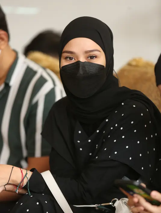 Zaskia Adya Mecca menyambangi kedutaan Palestina di kedubes Palestina 19-05-2021. adrian.putra / Fimela.