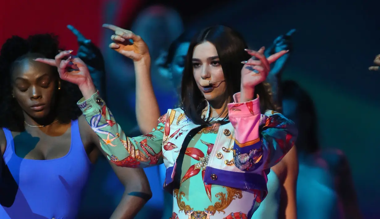 Penyanyi Dua Lipa tampil menghibur penonton dalam acara Brit Awards 2018 di London, Rabu (21/2). Dalam kesempatan ini, Dua Lipa juga meraih penghargaan British Breakthrough Act. (Joel C Ryan / Invision / AP)