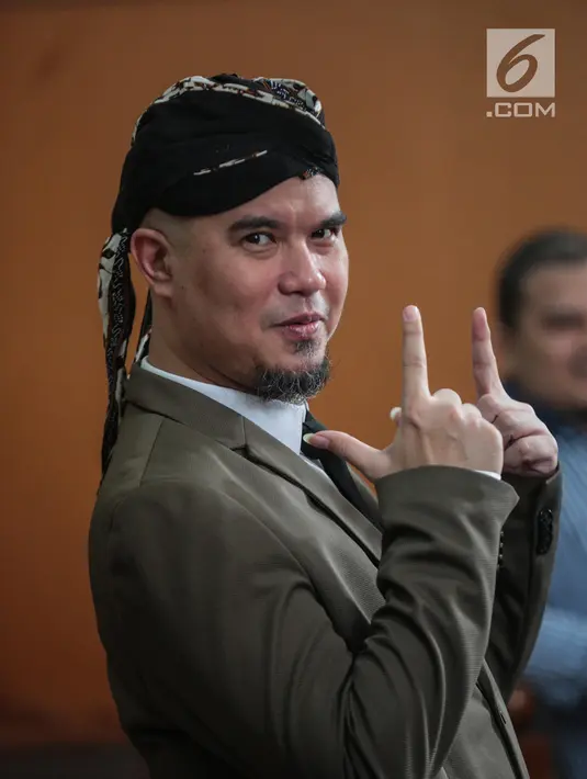 Gaya terdakwa Ahmad Dhani usai menjalani sidang lanjutan atas kasus ujaran kebencian di Pengadilan Negeri Jakarta Selatan, Senin (19/11). Cuitan Ahmad Dhani di Twitter dianggap bernuansa ujaran kebencian. (Liputan6.com/Faizal Fanani)