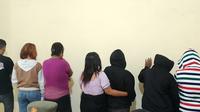 Enam PSK dan seorang pria saat diamankan Satpol PP Kabupaten Sikka (Liputan6.com/Ola Keda)