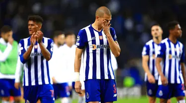 Pemain FC Porto Pepe (tengah) bereaksi pada akhir pertandingan sepak bola Grup B Liga Champions melawan Club Brugge di Stadion Dragao, Porto, Portugal, 13 September 202. Brugge berhasil mengalahkan Porto dengan skor 4-0. (AP Photo/Luis Vieira)