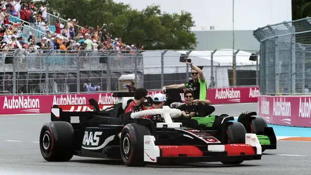 Foto: Momen Seru Para Pembalap Formula 1 Beradu Cepat dengan Mobil Lego sebelum GP Miami 2025