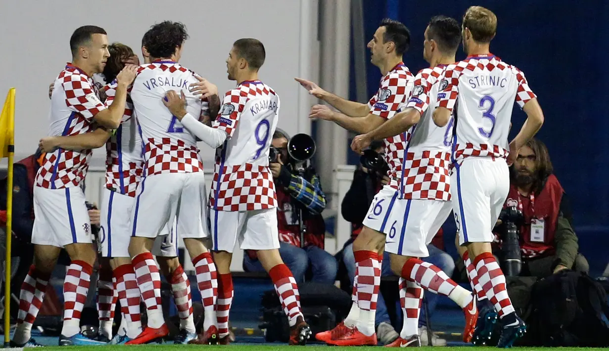 Pemain Kroasia merayakan gol pembuka tim mereka pada leg pertama playoff Piala Dunia 2018 kontra Yunani di Stadion Maksimir, Jumat (10/11). Kroasia memperbesar peluangnya untuk lolos ke putaran final usai menang 4-1. (AP/Darko Bandic)