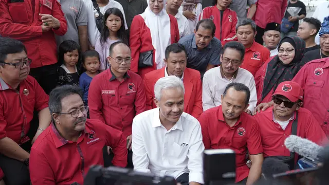 Calon presiden atau capres 2024 PDI Perjuangan (PDIP) Ganjar Pranowo bersama Gubernur Banten periode 2015-2017 Rano Karno berkunjung ke Museum Multatuli di Kabupaten Lebak, Banten, Sabtu (29/4/2023).