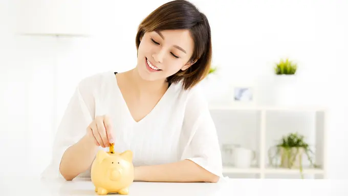 perempuan menabung uang