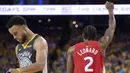 Stephen Curry (kiri) dan Kawhi Leonard dari Toronto Raptors, ekspresi yang bertolak belakang dari dua pebasket andalan masing-masing klub di gim keenam NBA Finals 2019. (Frank Gunn/The Canadian Press via AP)