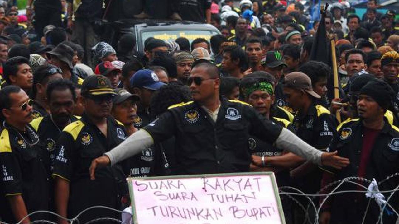 Dipasang kawat berduri, ratusan massa marah dengan polisi