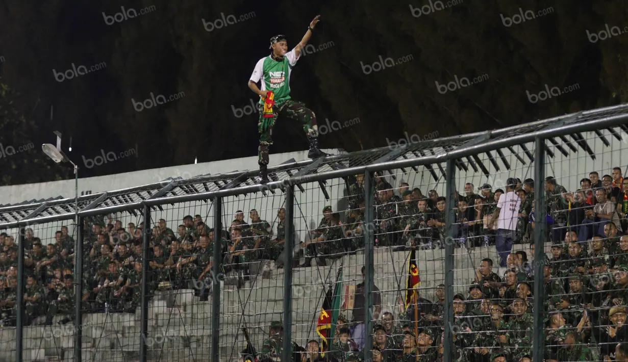 Dengan penuh antusias para anggota TNI bernyanyi sepanjang 90 menit untuk mendukung PS TNI yang sedang bertarung melawan Madura United di lapangan hijau. (Bola.com/Vitalis Yogi Trisna)