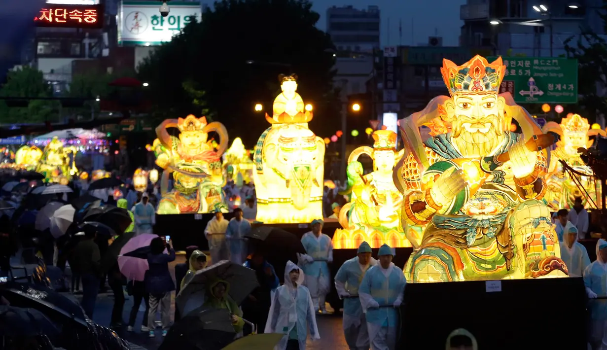 Umat Buddha membawa lentera dalam Festival Lentera Lotus (Lotus Lantern Festival)  di Seoul, 12 Mei 2018. Festival ini merupakan acara tahunan masyarakat Korea Selatan untuk merayakan hari ulang tahun Budha pada 22 Mei mendatang. (AP/Ahn Young-joon)