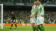 Pemain Real Betis, Antony (kedua kanan) melakukan selebrasi setelah mencetak gol ke gawang Fiorentina yang dijaga oleh David De Gea (kiri) dalam laga leg 1 semifinal Conference League 2024/2025 di Benito Villamarin Stadium, Sevilla, Spanyol, Kamis (01/05/2025) waktu setempat. (AP Photo/Jose Breton)