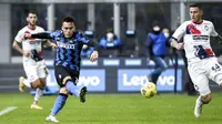 Striker Inter Milan, Lautaro Martinez, melepaskan tendangan ke gawang Crotone pada laga Liga Italia di Stadion Giuseppe Meazza, Minggu (3/1/2021). Inter Milan menang dengan skor 6-2. (Piero Cruciatti /LaPresse via AP)