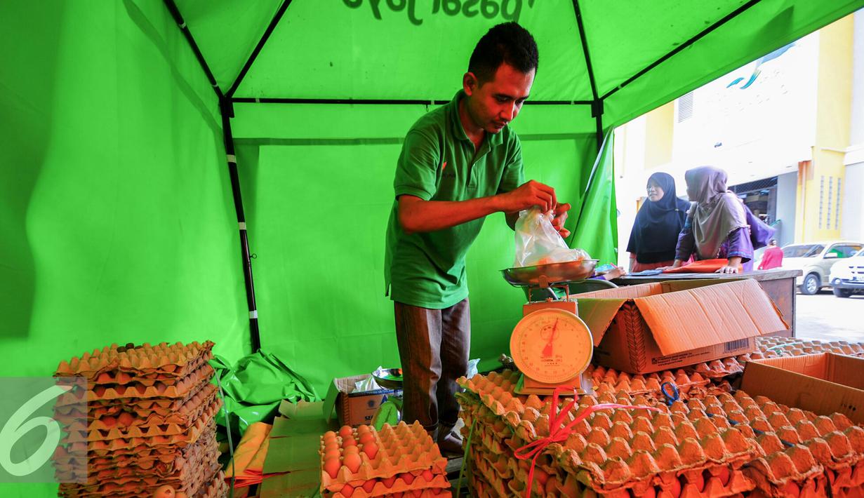 Petugas menimbang telur ayam yang akan dijual dalam operasi pasar murah di Pasar Lenteng, Jakarta, Kamis (9/6/2016). PD Pasar Jaya menggelar operasi pasar murah di 20 titik pasar di wilayah Jakarta selama bulan Ramadan. (Liputan6.com/Yoppy Renato)