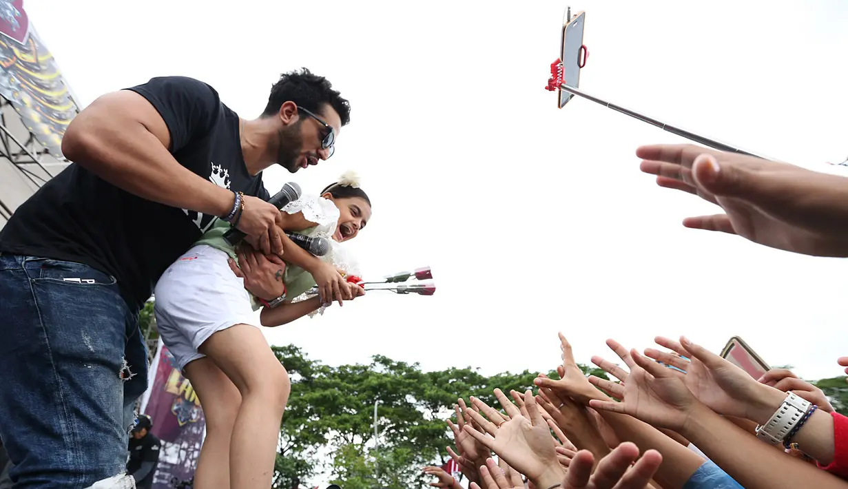 Lima bintang Bollywood datang menyapa penggemaarnya, empat bintang pemeran Mohabbatein seperti Karan Patel (Roman), Anita Hassanandani (Shagun), Aly Goni (Romi), dan Ruhanika Dhawan (Ruhi). (Bambang E. Ros/Bintang.com)