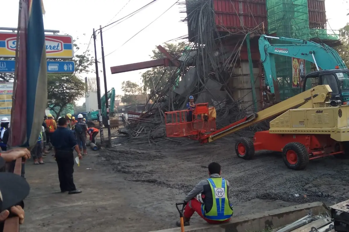 Kepala tiang Tol Bogor Outer Ring Road (BORR) yang berada di Jalan Soleh Iskandar, Tanah Sareal, Kota Bogor, ambruk pada Rabu (10/7/2019) dini hari.