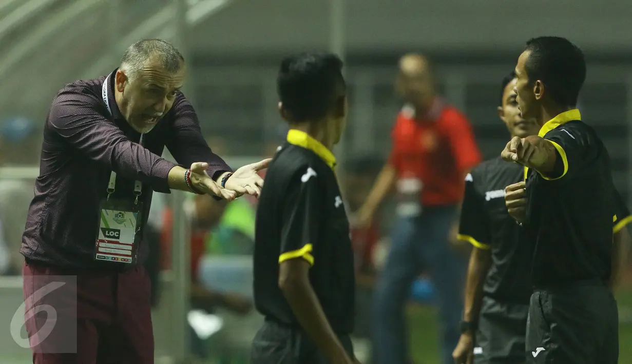 Pelatih Borneo FC, Dragan Djukanovic (kiri) melakukan protes kepada wasit saat laga melawan PS TNI di lanjutan Liga 1 di Stadion Pakansari, Kab Bogor, Senin (17/4). Laga PS TNI melawan Borneo FC berakhir imbang 2-2. (Liputan6.com/Helmi Fithriansyah)