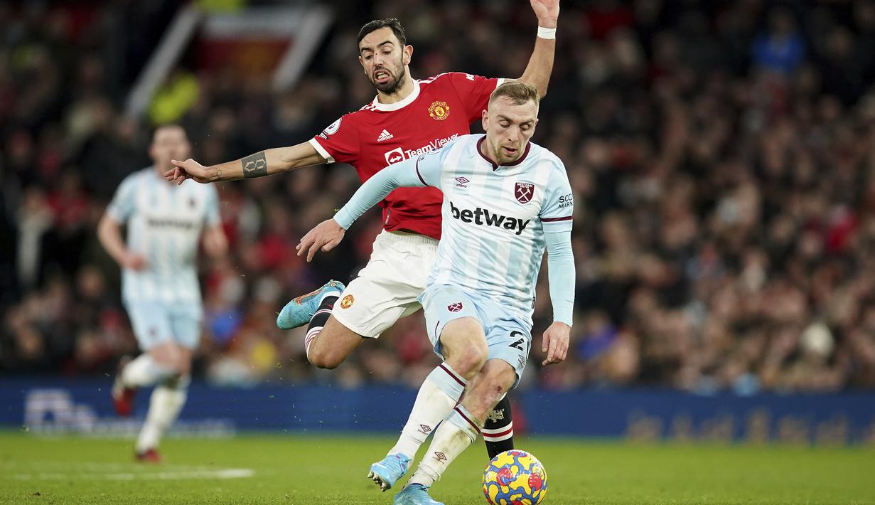 Pada menit ke-54 giliran West Ham United yang memiliki peluang. Tembakan Jarrod Bowen memanfaatkan rebound dari situasi sepak pojok masih menyamping di sisi kiri gawang David De Gea. (AP/Dave Thompson)