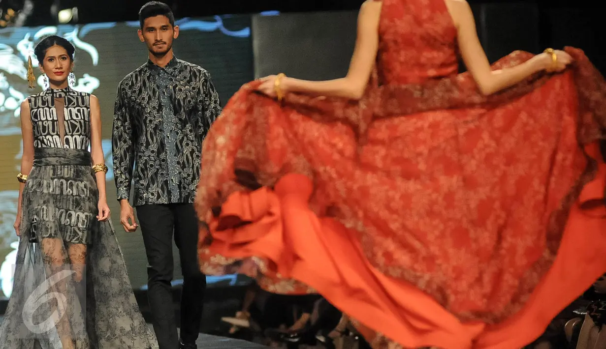Model memperagakan busana batik dari Alleira yang bertajuk "Yavadvipa" di Jakarta, Kamis (6/10). Dalam bahasa Sansekerta Yavadvipa atau Jawadwipa artinya tak lain adalah pulau Jawa. (Liputan6.com/Faizal Fanani)