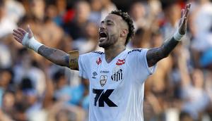 Penyerang Santos #10 Neymar merayakan akhir pertandingan Brasileirao Serie A antara Santos dan Cruzeiro di Stadion Urbano Caldeira di Santos, negara bagian Sao Paulo, Brasil, pada 7 Desember 2025. (Miguel Schincariol/AFP)