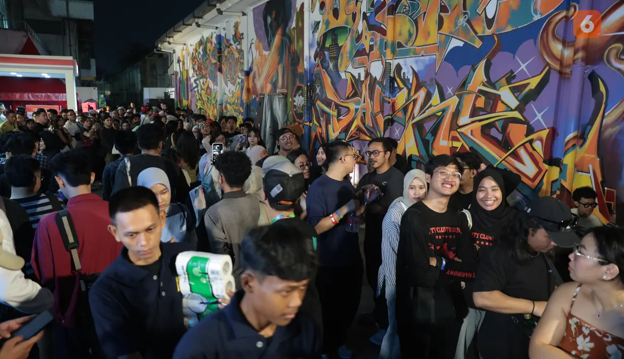 Antrian penonton pada pembukaan Soundrenaline 2026 bertajuk Soundrenaline Sana Sini di Blok M District, Jakarta Selatan, Sabtu (18/7/2026). Festival musik ini akan digelar di lima kota hingga November 2026 dengan menghadirkan musisi internasional dan musisi Indonesia lintas generasi. (KLY/Budy Santoso)