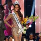 Miss Prancis, Iris Mittenaere berpose setelah dinobatkan menjadi Miss Universe 2016 di Manila, Filipina, Senin (30/1). Iris Mittenaere terpilih sebagai pengganti ratu tercantik sejagad sebelumnya, Pia Alonzo Wurtzbach. (AP Photo/Bullit Marquez)