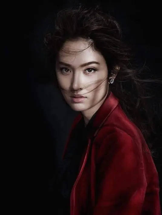 Nong Poy tampil fierce dengan polesan makeup flawless yang mempertegas contour serta wing liner.