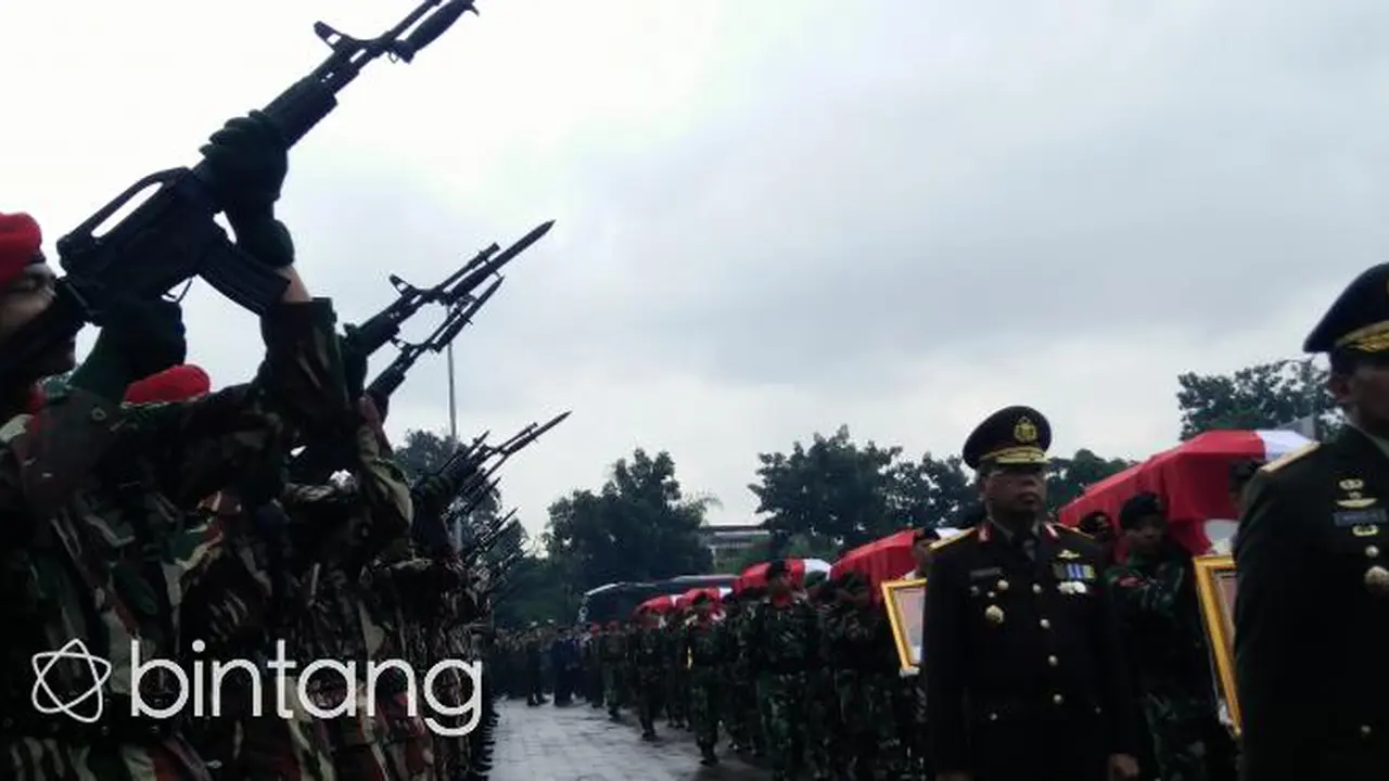 Tembakan Salvo Sambut Kedatangan Jenazah Korban Heli di Poso